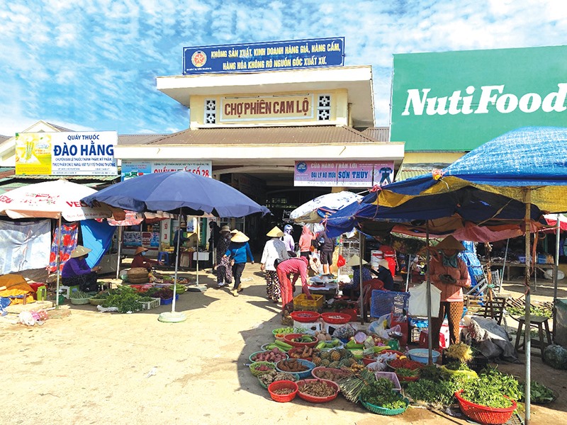 Chợ Phiên, ngôi chợ nổi tiếng sầm uất từ xa xưa trong lịch sử, ngày nay vẫn là chợ trung tâm huyện Cam Lộ