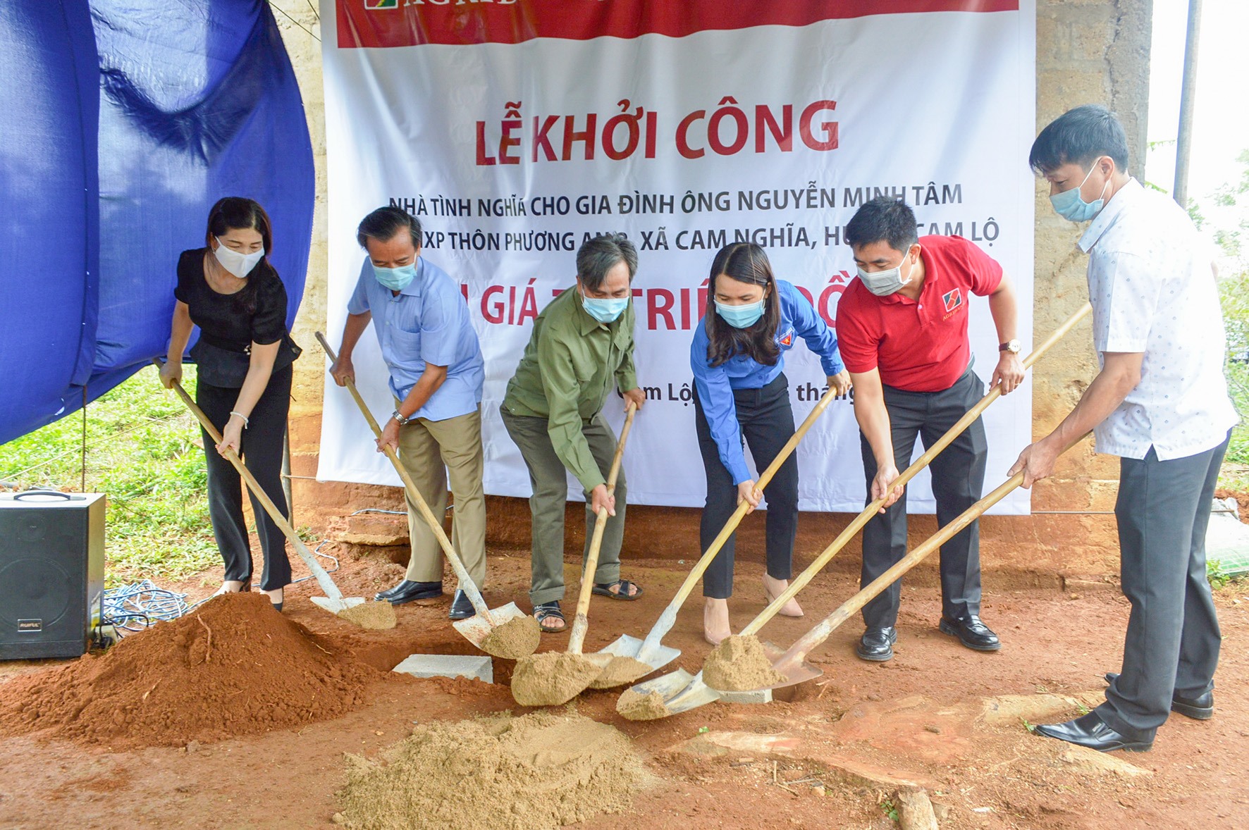 Khởi công xây dựng nhà tình nghĩa cho ông Nguyễn Minh Tâm, cựu TNXP có hoàn cảnh khó khăn trú tại thôn Phương An 2, xã Cam Nghĩa, huyện Cam Lộ- Ảnh: Đ.V