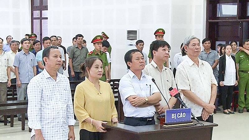 Các bị cáo trong vụ án buôn lậu gỗ trắc xảy ra tại Quảng Trị và thành phố Đà Nẵng trong phiên xét xử phúc thẩm - Ảnh: TL