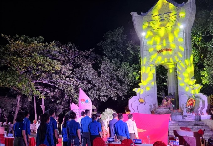 Ngoài lễ thắp nến tri ân, tại Nghĩa trang liệt sĩ Quốc gia Trường Sơn diễn ra chương trình hoà tấu nghệ thuật “Khát vọng hòa bình”.