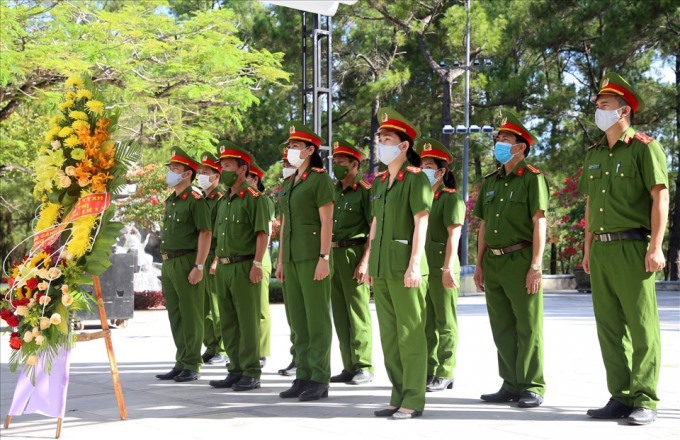 Lực lượng Công an tỉnh Quảng Trị đến dâng hương, dâng hoa tại Nghĩa trang liệt sĩ Quốc gia Trường Sơn.