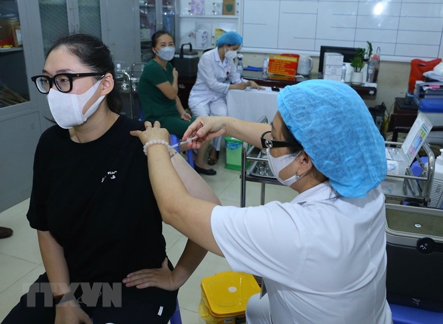 Tiêm vaccine Moderna cho người dân quận Hoàn Kiếm sáng 28/7. (Ảnh: Hoàng Hiếu/TTXVN)