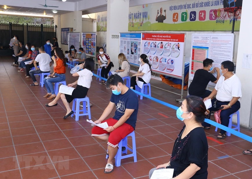 Người dân quận Hoàn Kiếm chờ tiêm vaccine. (Ảnh: Hoàng Hiếu/TTXVN)
