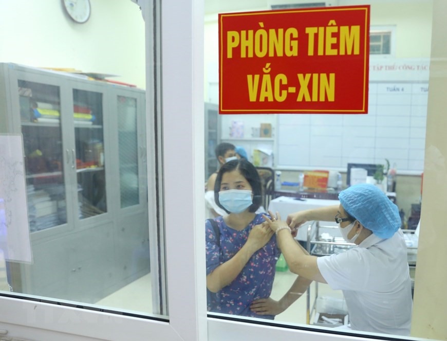 Lực lượng y tế quận Hoàng Kiếm tiêm vaccine Moderna cho người dân sáng 28/7. (Ảnh: Hoàng Hiếu/TTXVN)