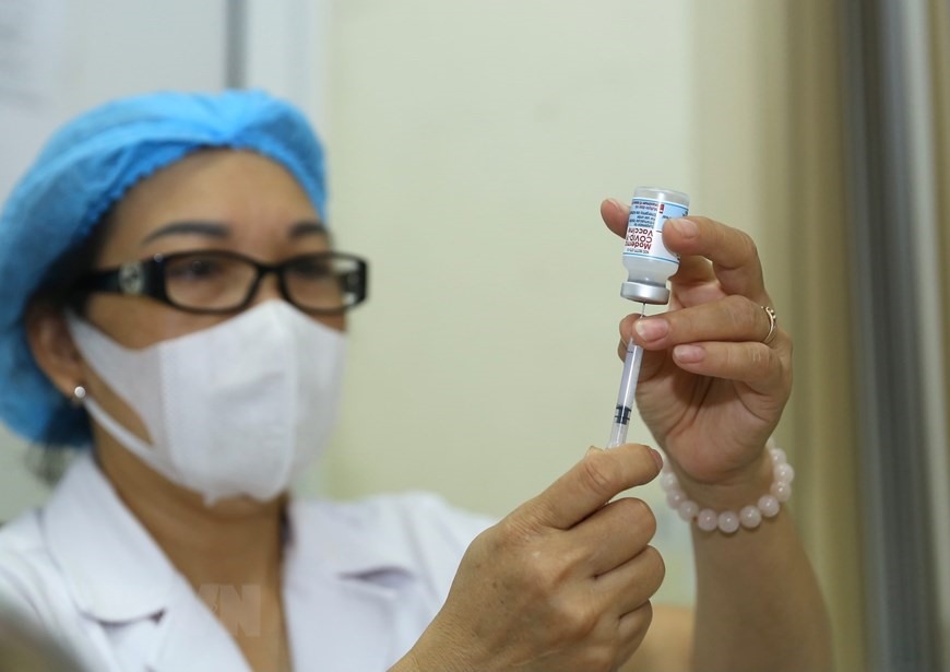 Vaccine Moderna được tiêm cho người dân điểm tiêm Trường tiểu học Nguyễn Du (Hoàn Kiếm) sáng 28/7. (Ảnh: Hoàng Hiếu/TTXVN)