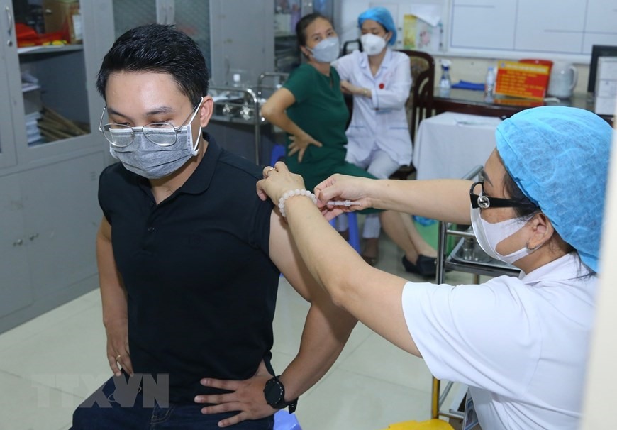 Tiêm vaccine Moderna cho người dân quận Hoàn Kiếm sáng 28/7. (Ảnh: Hoàng Hiếu/TTXVN)