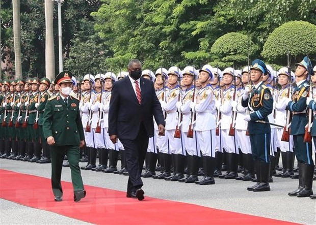 Đại tướng Phan Văn Giang, Bộ trưởng Quốc phòng và Bộ trưởng Quốc phòng Hoa Kỳ Lloyd Austin duyệt đội danh dự Quân đội Nhân dân Việt Nam tại lễ đón. (Ảnh: Trọng Đức/TTXVN)
