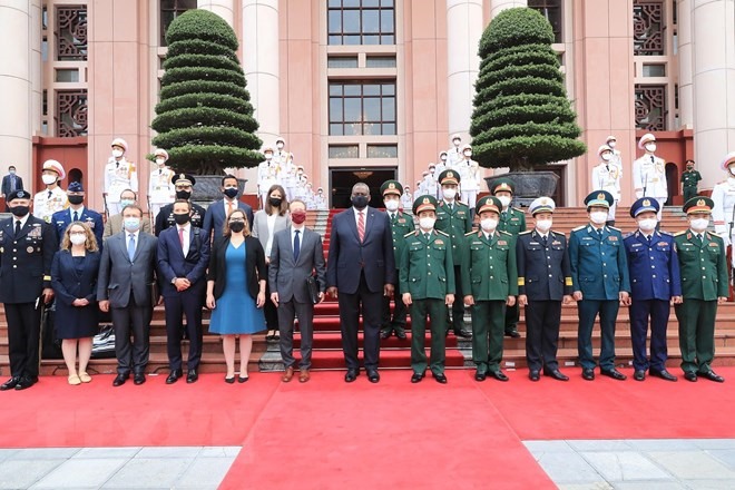 Hình ảnh Đại tướng Phan Văn Giang, Bộ trưởng Quốc phòng và Bộ trưởng Quốc phòng Hoa Kỳ Lloyd Austin duyệt đội danh dự Quân đội Nhân dân Việt Nam tại lễ đón. (Ảnh: Trọng Đức/TTXVN)