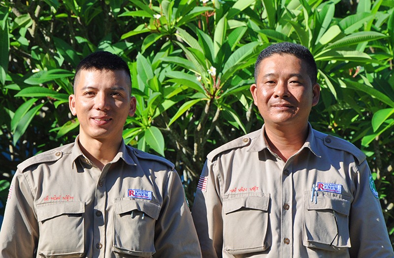 Anh Mai Văn Việt (bên phải) và Lê Hoài Niệm là hai trong số 8 người vinh dự được chọn tham gia khóa đào tạo - Ảnh: T.L