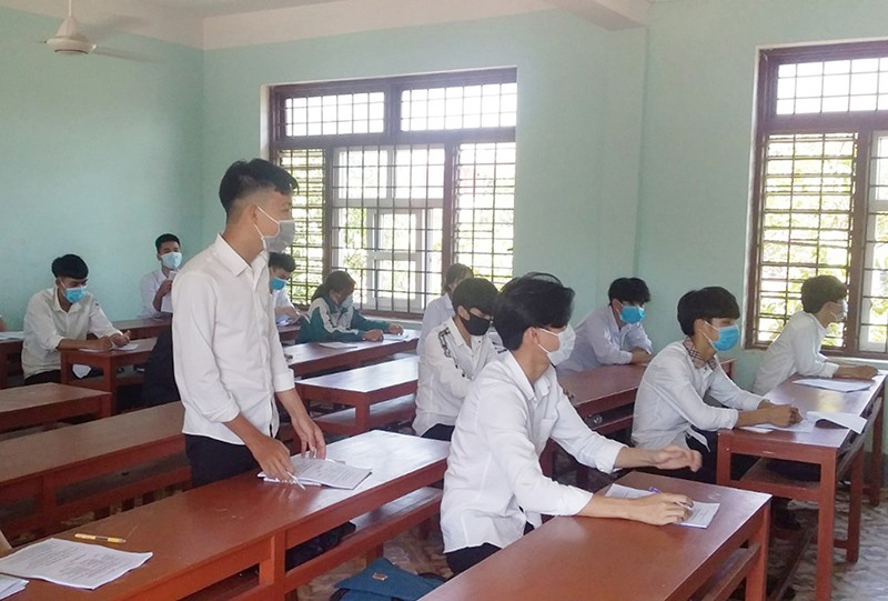 Học sinh lớp 12 Trường THPT Chu Văn An miệt mài ôn thi tốt nghiệp năm 2021 -Ảnh: TÚ LINH
