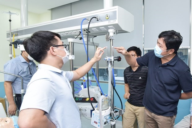 Máy oxy dòng cao BKVM-HF1 được thử nghiệm tại phòng thử nghiệm. (Ảnh: PV/Vietnam+)