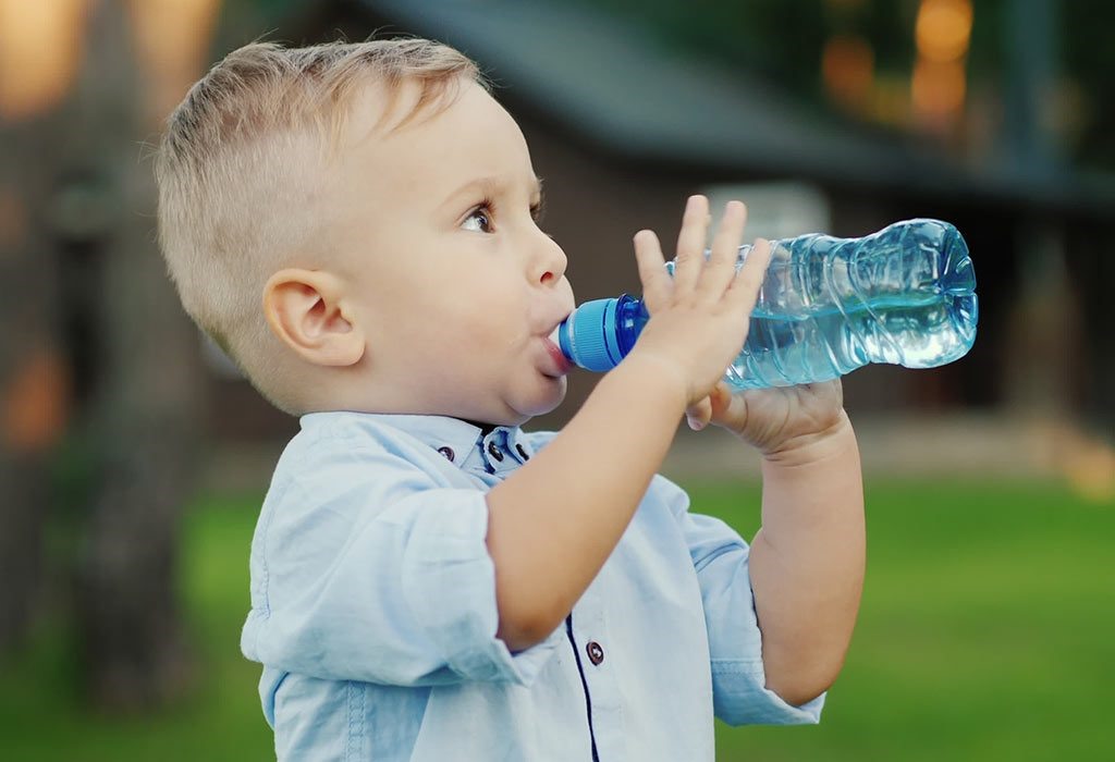 Cho trẻ uống đủ nước trong mùa hè - Ảnh Internet