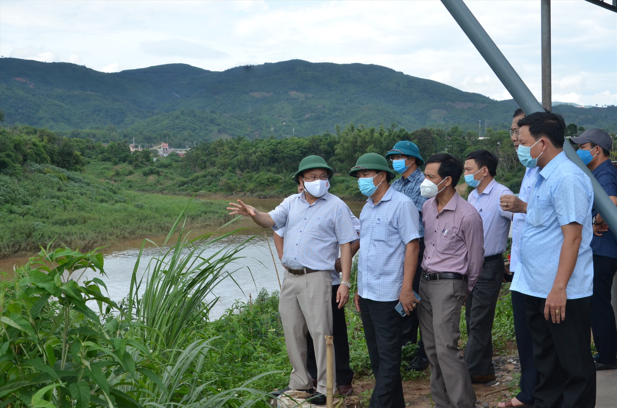 Khảo sát tình trạng sạt lở bờ sông Sê Pôn qua địa bàn khóm Tân Kim, thị trấn Lao Bảo, huyện Hướng Hóa - Ảnh: LÊ MINH