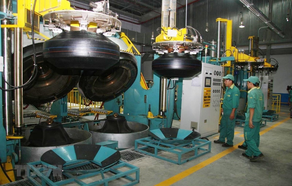 Hoạt động sản xuất tại nhà máy sản xuất lốp xe tải Radial của Công ty cổ phần Cao su Đà Nẵng, tại Khu công nghiệp Liên Chiểu (Đà Nẵng). Ảnh minh họa: Văn Sơn/TTXVN