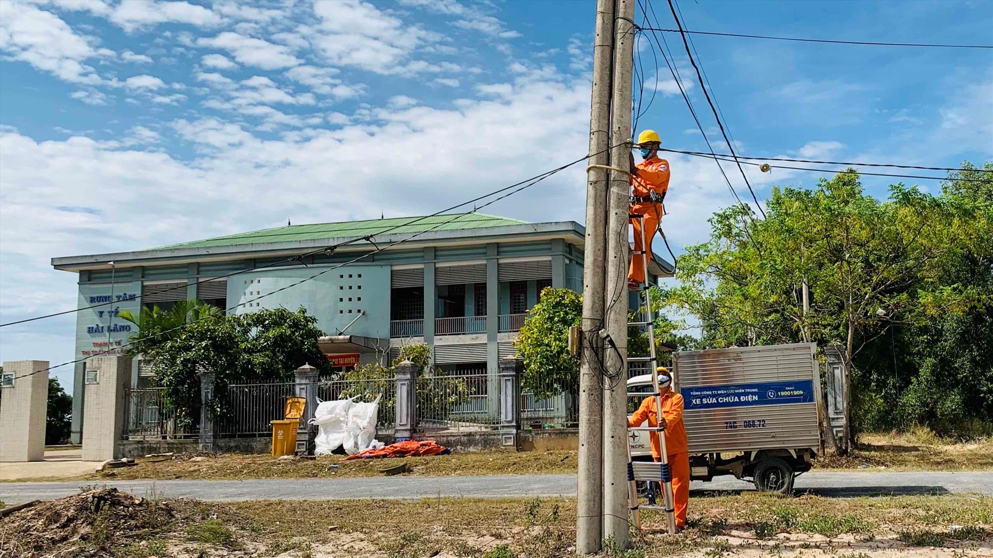 Công nhân kiểm tra lưới điện phục vụ khu cách ly tại Trạm y tế Thị trấn Hải Lăng