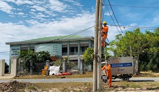 Công nhân kiểm tra lưới điện phục vụ khu cách ly tại Trạm y tế Thị trấn Hải Lăng
