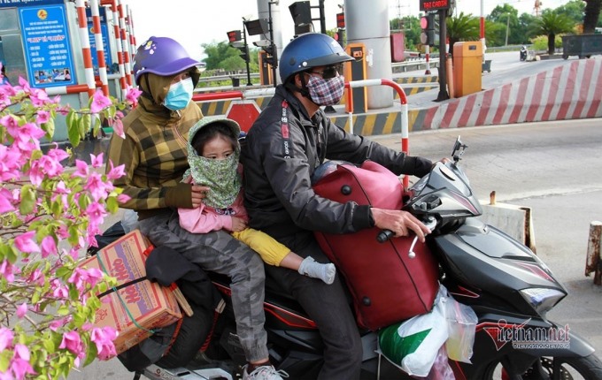 Hai vợ chồng anh Nguyễn Văn Thập chở con nhỏ vượt hơn 1.000km để về đến Nghệ An - Ảnh: Quốc Huy