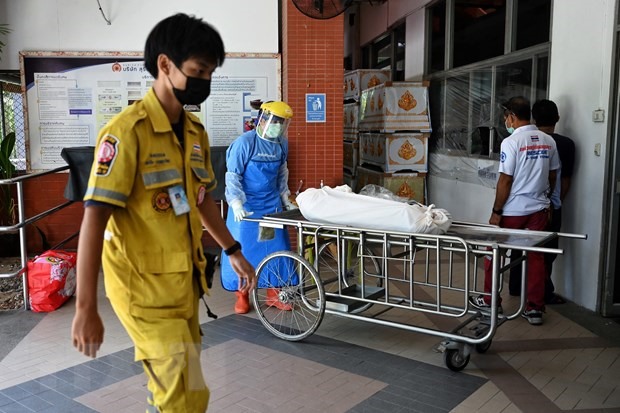 Chuyển thi thể một bệnh nhân tử vong do COVID-19 tại bệnh viện ở Pathum Thani, Thái Lan, ngày 17/7/2021. (Nguồn: AFP/TTXVN)