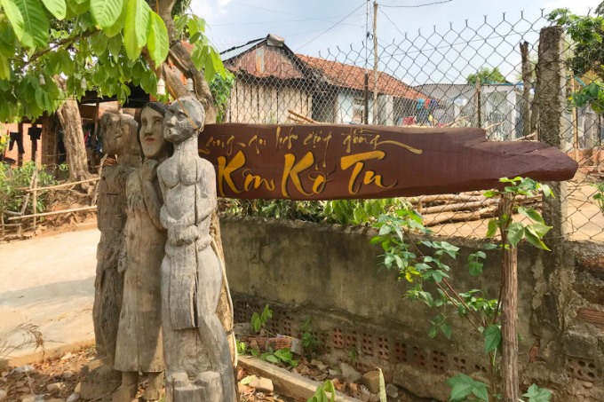Mỗi năm, làng cổ Kon K'tu thu hut hàng ngàn du khách tham quan vì đây là một trong số ít những ngôi làng còn giữ được nét nguyên sơ của văn hoá truyền thống Banar. Ảnh: Lê Hương.