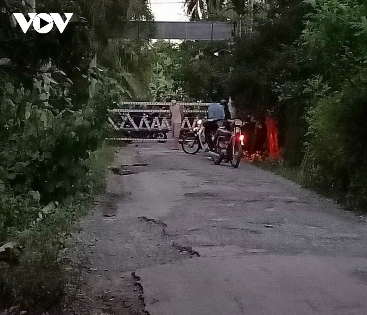 Ngay sau phát hiện 1 ca F0, UBND xã Vĩnh Kim tổ chức rào chắn 1 tuyến đường ở ấp Vĩnh Quý ngay trong đêm