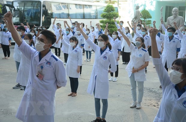Hơn 100 cán bộ, sinh viên trường Đại học Kỹ thuật Y- Dược Đà Nẵng lên đường hỗ trợ tỉnh Phú Yên. (Ảnh: Văn Dũng/TTXVN)