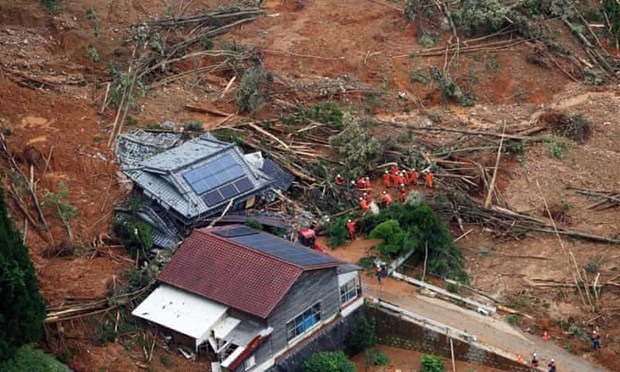 Nhân viên cứu hộ tìm kiếm người mất tích sau vụ lở đất do mưa lớn ở Atami, tỉnh Shizuoka, Tây Nam thủ đô Tokyo, Nhật Bản, ngày 4/7/2021. (Ảnh: Jijipress)