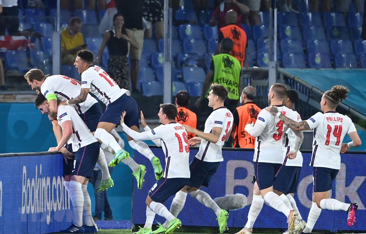 Niềm vui chiến thắng của các cầu thủ Anh trong trận tứ kết EURO 2020 gặp Ukraine ở Rome, Italy ngày 3/7/2021. (Ảnh: AFP/TTXVN)