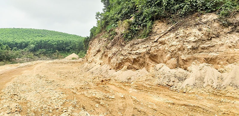 Chân đồi ở thượng nguồn Sông Nhùng tại mỏ cát của doanh nghiệp khai thác bị san gạt biến dạng - Ảnh: L.M