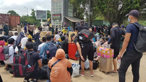 Công dân Việt Nam tại Campuchia đang đợi làm thủ tục về nước ngày 1-6 ở cửa khẩu Mộc Bài. Ảnh: TUẤN NGỌC