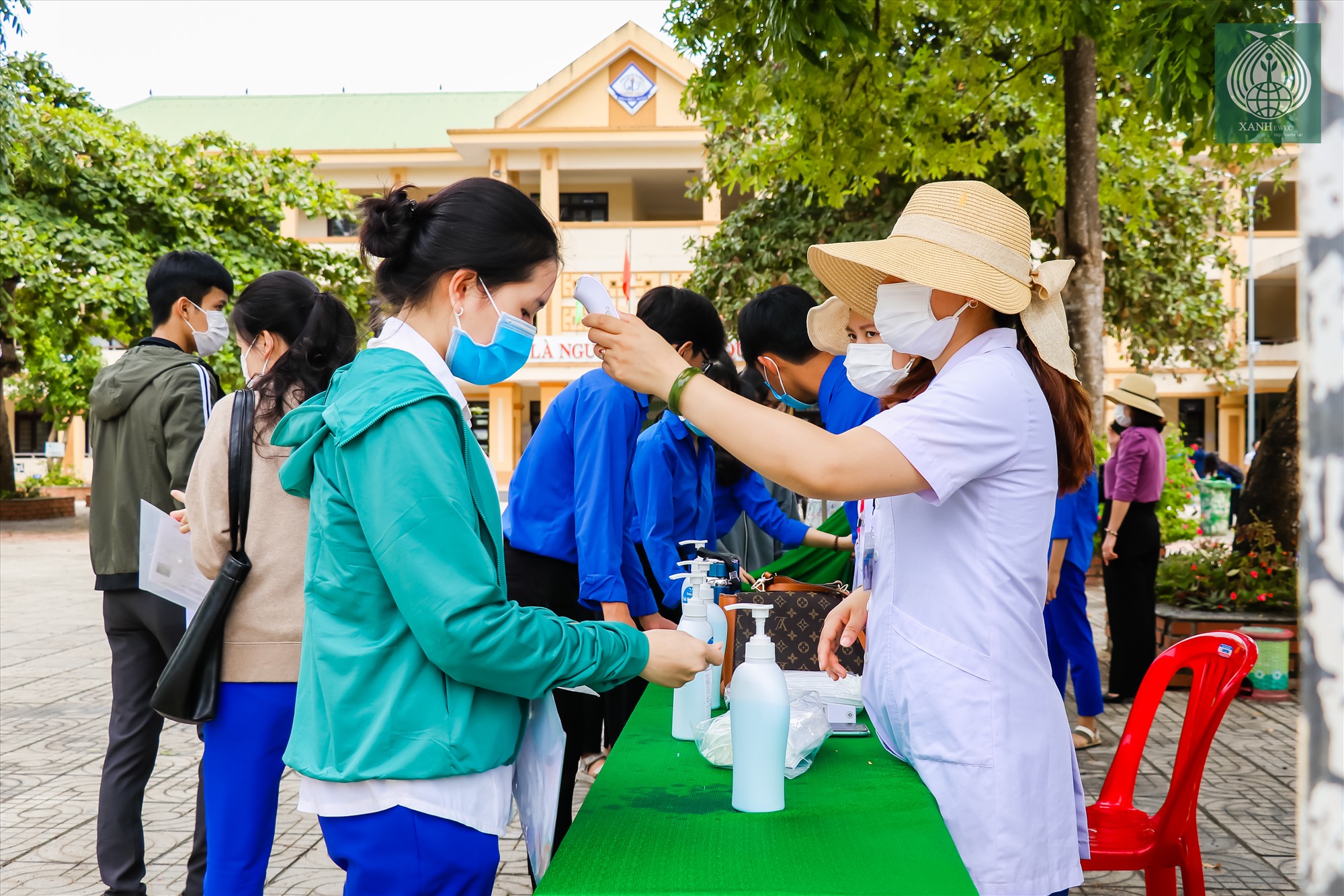 Cán bộ y tế tiến hành đo thân nhiệt cho các thí sinh tại điểm thi Trường THCS Khe Sanh.