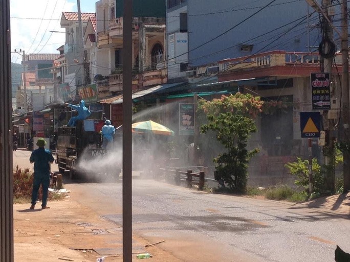 Xe phun khử khuẩn ở nhiều khu vực tại phường Hoài Hương