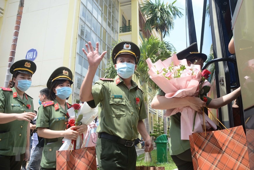 Các y, bác sỹ của đoàn công tác lên đường hỗ trợ Thành phố Hồ Chí Minh phòng, chống dịch. (Ảnh: Văn Dũng/TTXVN)