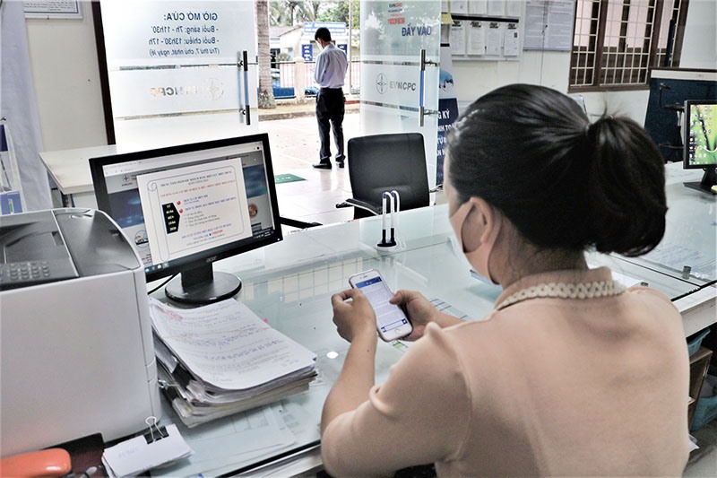 Đội ngũ cán bộ ở PC Quảng Trị ứng dụng CNTT trong giao tiếp, phục vụ khách hàng - Ảnh: H.N.K