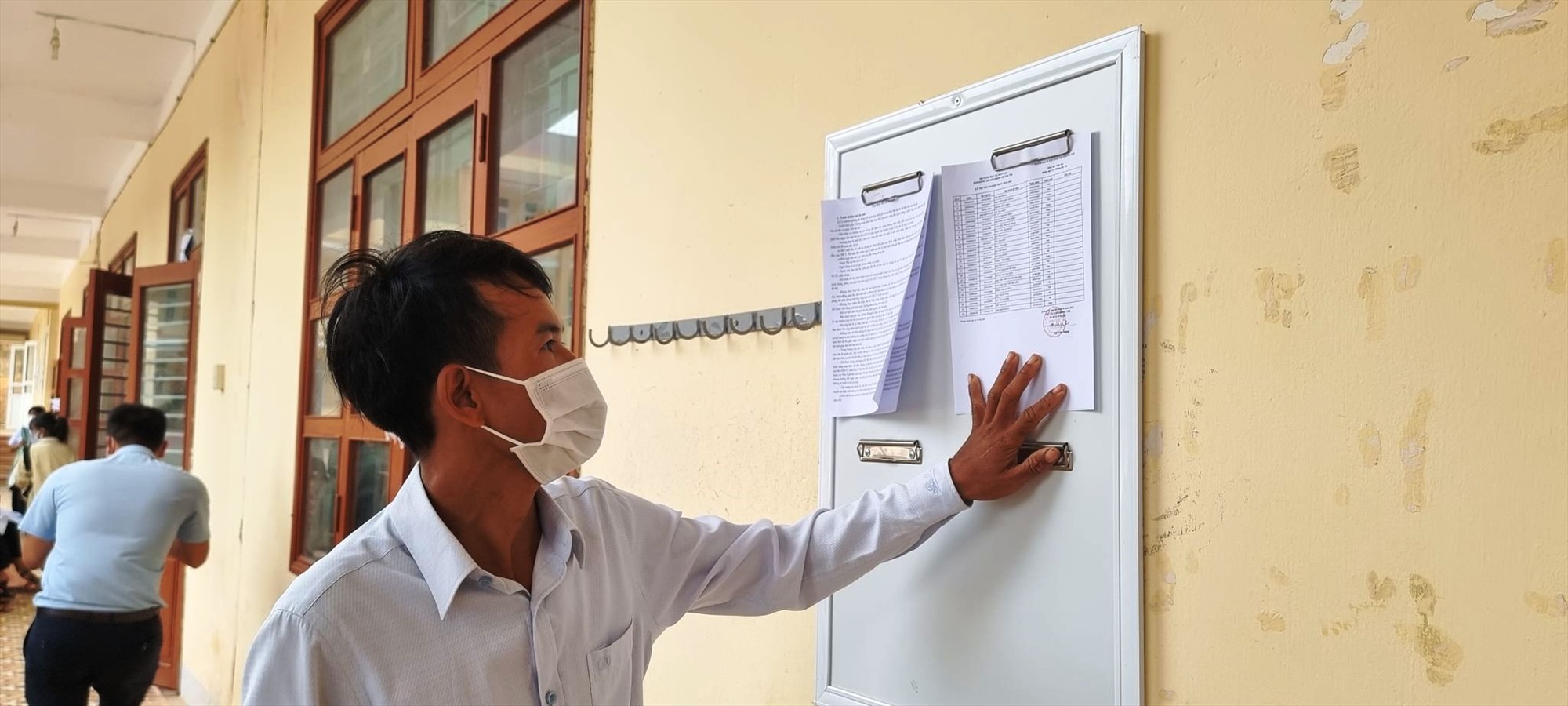 Anh Hồ Văn Man (31 tuổi tú thôn Chân Rò, xã Đakrông, huyện Đakrông) dự thi tốt nghiệp tại điểm thi Trường THPT Đakrông với quyết tâm đỗ tốt nghiệp để sau này tìm kiếm được công việc tốt hơn- Ảnh: ĐV