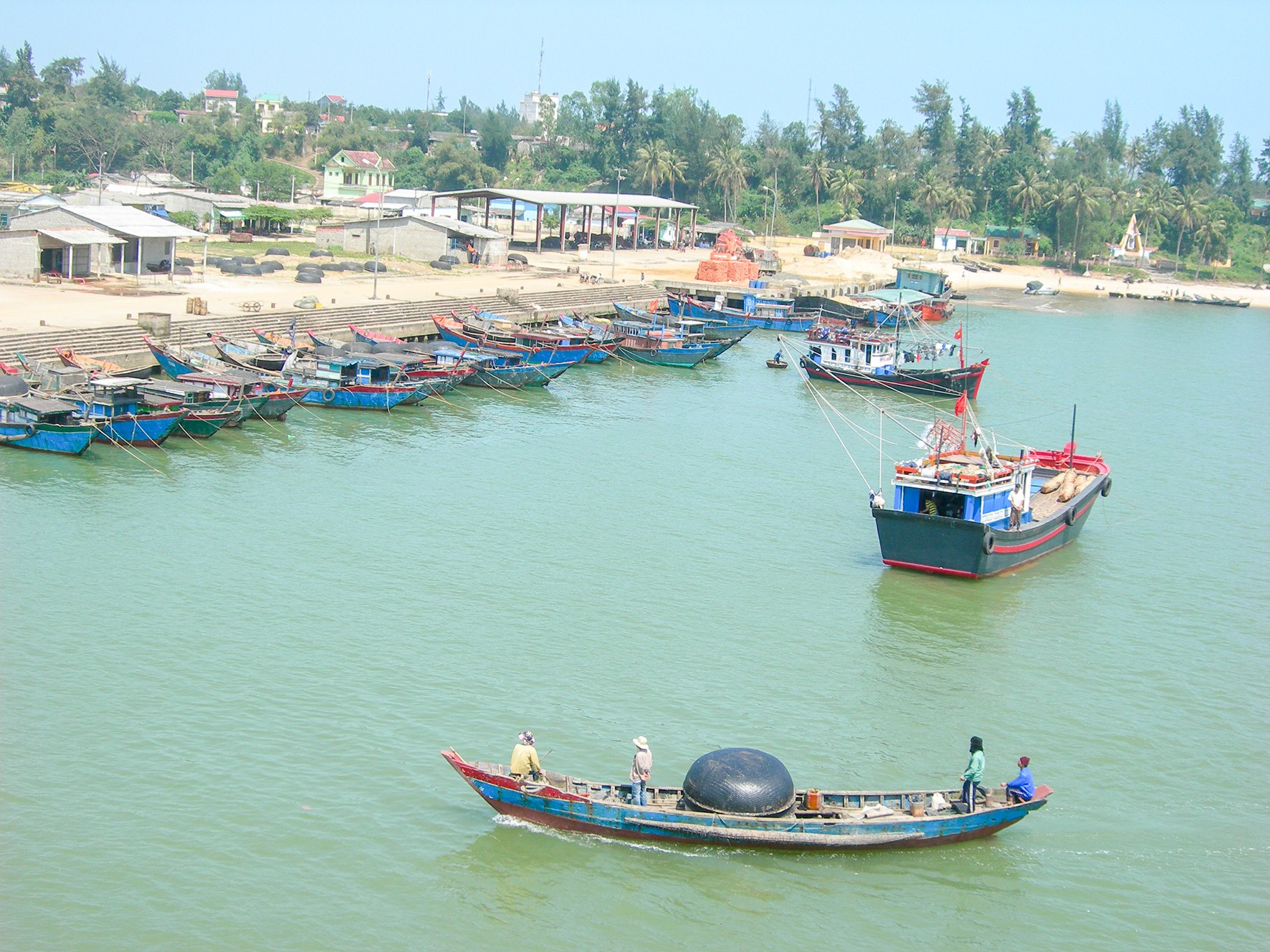 Các tàu thuyền vào neo đậu tránh ATNĐ tại khu neo đậu tránh trú bão Cửa Tùng, huyện Vĩnh Linh - Ảnh: T.T
