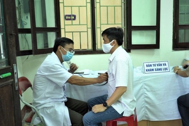 Người lao động được khám sàng lọc trước khi tiêm vaccine ngừa COVID-19. Ảnh: ĐL