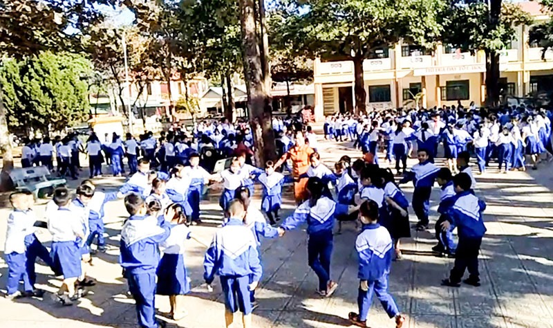 Trường Tiểu học số 2 thị trấn Lao Bảo, huyện Hướng Hóa tổ chức nhiều hoạt động ngoài trời cho học sinh - Ảnh: X.V