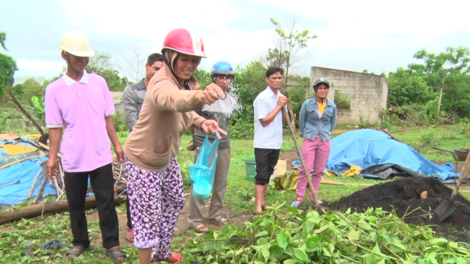 Bà Lê Thị Thanh cùng các hộ có mô hình tham gia tập huấn ủ phân