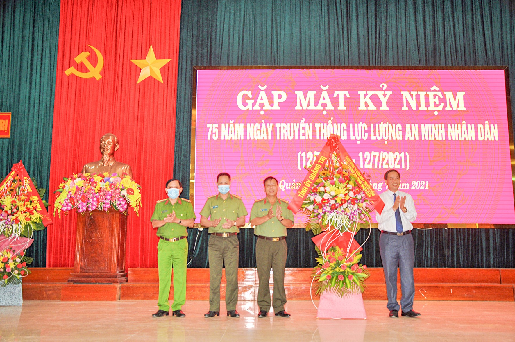 Phó Bí thư Thường trực Tỉnh ủy Nguyễn Đăng Quang tặng hoa chúc mừng lực lượng ANND Quảng Trị- Ảnh: Q.H