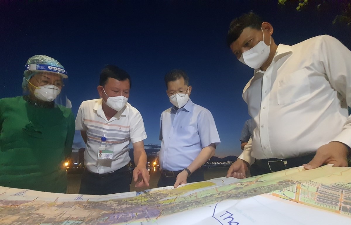 Bí thư Thành ủy Đà Nẵng Nguyễn Văn Quảng (thứ 2, bên phải) kiểm tra tình hình kiểm soát dịch COVID-19 tại phường Nại Hiên Đông (quận Sơn Trà). (Ảnh: Văn Dũng/TTXVN)