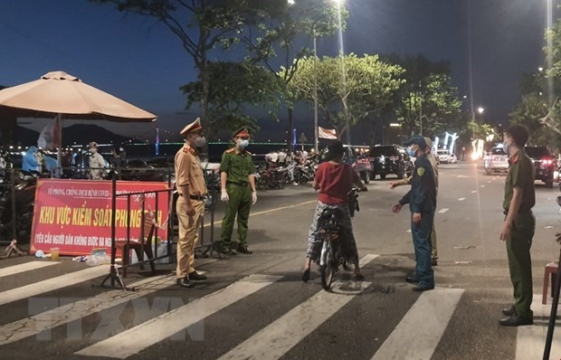 Lực lượng chức năng kiểm soát chặt người ra vào phường Nại Hiên Đông (quận Sơn Trà). (Ảnh: Văn Dũng/TTXVN)