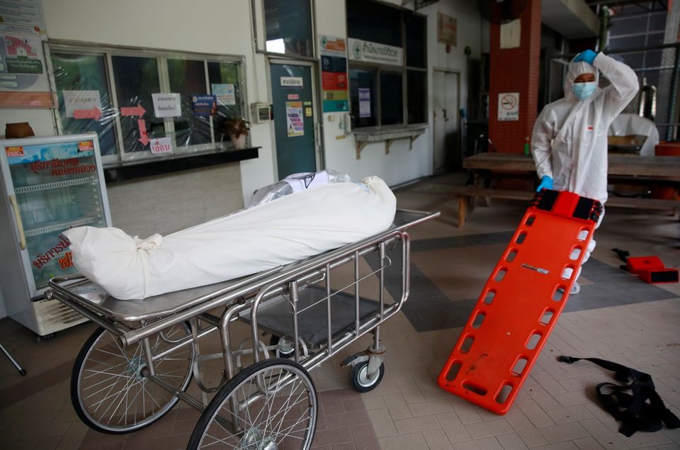 Thi thể nạn nhân COVID-19 bên ngoài nhà xác của một bệnh viện ở Pathum Thani, Thái Lan. Ảnh: Reuters