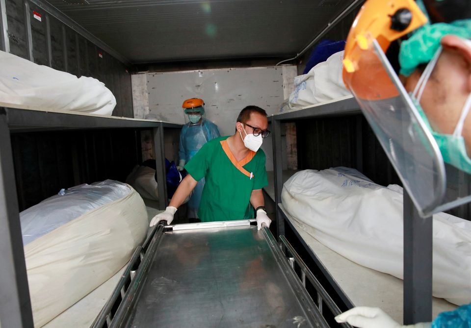 Thi thể nạn nhân COVID-19 được đưa vào container đông lạnh khi nhà xác bệnh viện đã quá tải. Ảnh: Reuters
