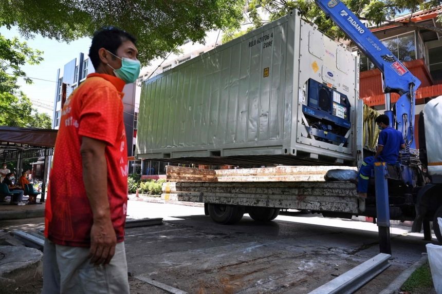 Container đông lạnh bên ngoài nhà xác bệnh viện ở Pathum Thani, Thái Lan. Ảnh: AFP