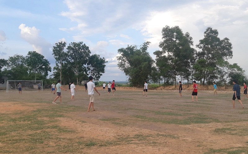 Từ nguồn vận động xã hội hóa, thanh niên thôn Thủy Ba Tây đã có sân bóng đá để rèn luyện sức khoẻ - Ảnh: TUẤN ANH