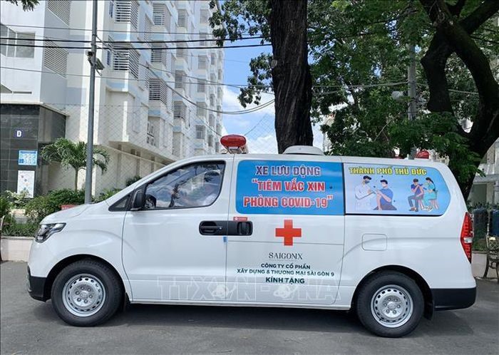 Xe tiêm chủng lưu động của Bệnh viện Lê Văn Thịnh, thành phố Thủ Đức đến các khu cách ly tiêm chủng vaccine cho lực lượng tuyến đầu. Ảnh: TTXVN phát