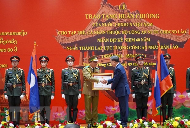Thay mặt lãnh đạo Đảng, Nhà nước, Đại tướng Tô Lâm trao tặng Huân chương của Nhà nước CHXHCN Việt Nam cho các tập thể, các nhân thuộc lực lượng Công an nhân dân Lào. (Ảnh: Phạm Kiên/TTXVN)