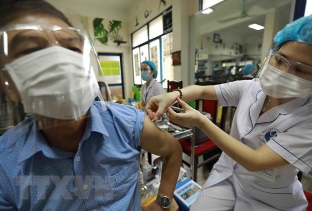 Tiêm vaccine phòng COVID-19 cho người thuộc diện gia đình chính sách của phường Nghĩa Đô, Cầu Giấy, Hà Nội. (Ảnh: Vũ Sinh/TTXVN)