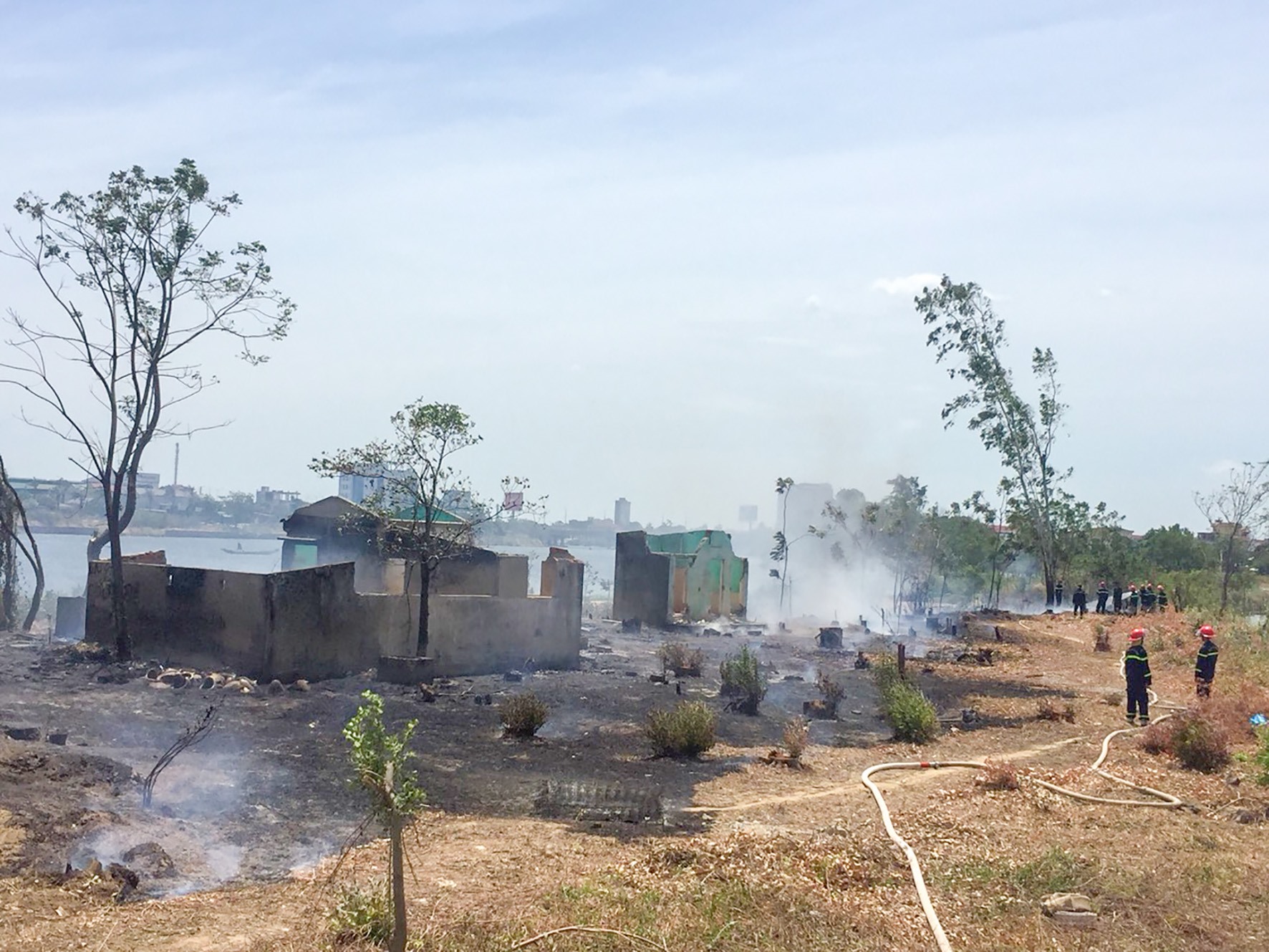Vụ cháy đã thiêu rụi ngôi nhà và cây cối trên đất-Ảnh: Hải Phi