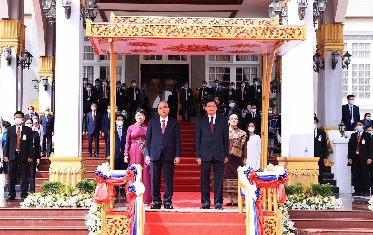 Chủ tịch nước Nguyễn Xuân Phúc và phu nhân chụp ảnh cùng Tổng Bí thư, Chủ tịch nước Lào Thongloun Sisoulith và phu nhân